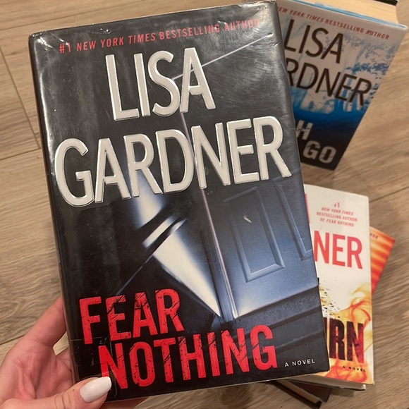 Lisa Gardner | Thriller Fiction Novels - Set of 4 | Hardcover - Picture 6 of 6
